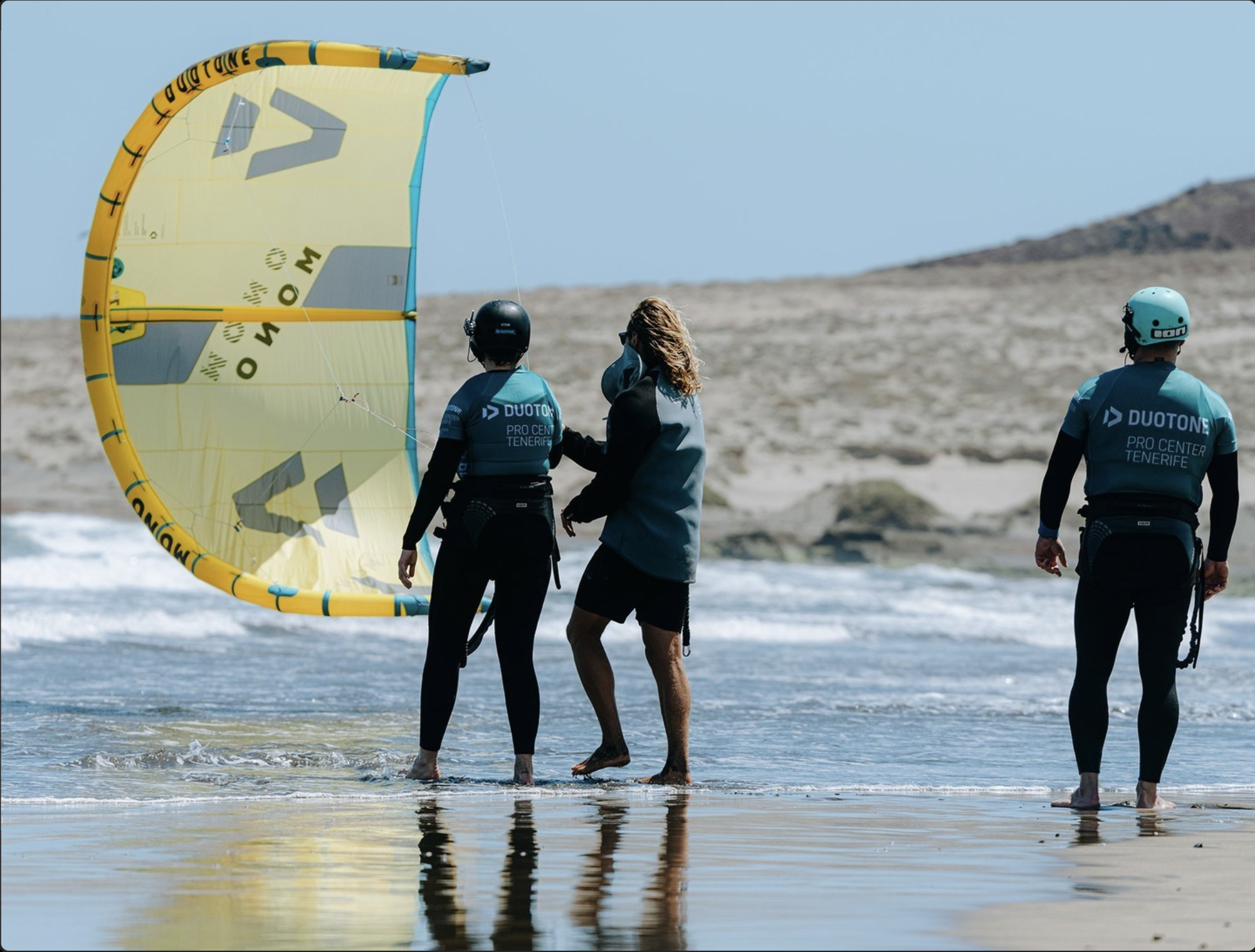Kitesurfing instruction on the beach